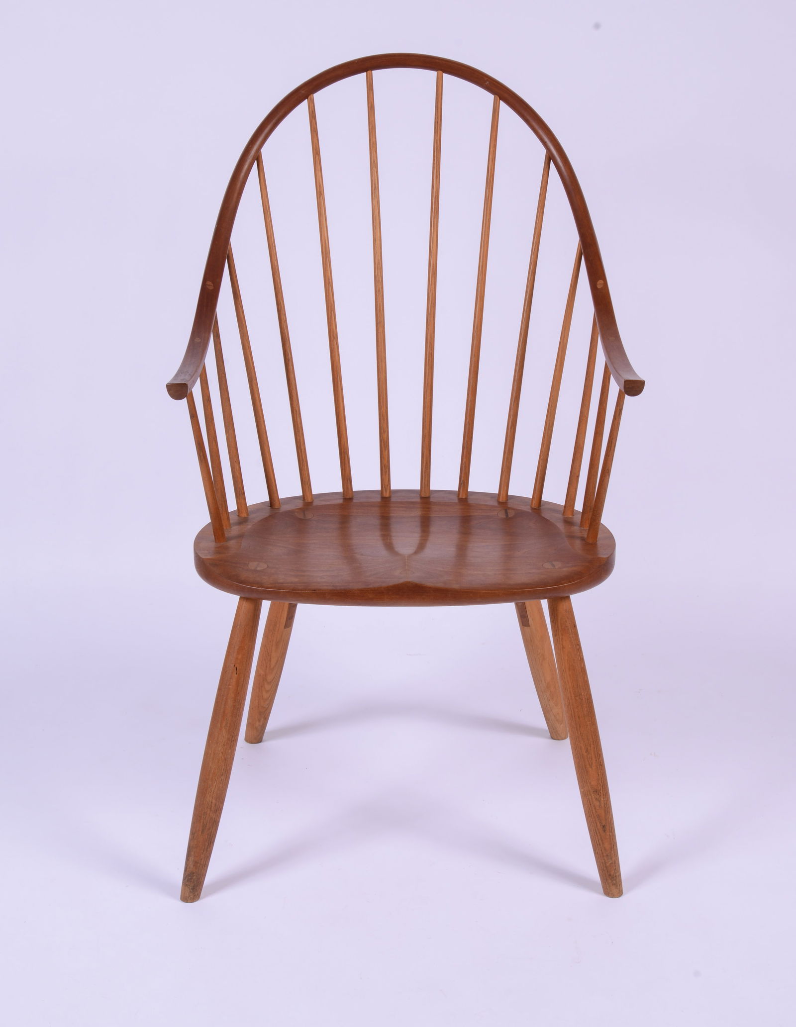 Thomas Moser Continuous Arm Windsor Chair. - 3