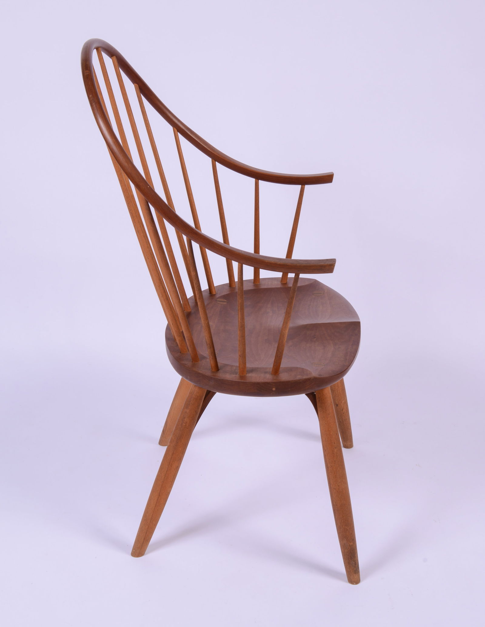 Thomas Moser Continuous Arm Windsor Chair. - 4