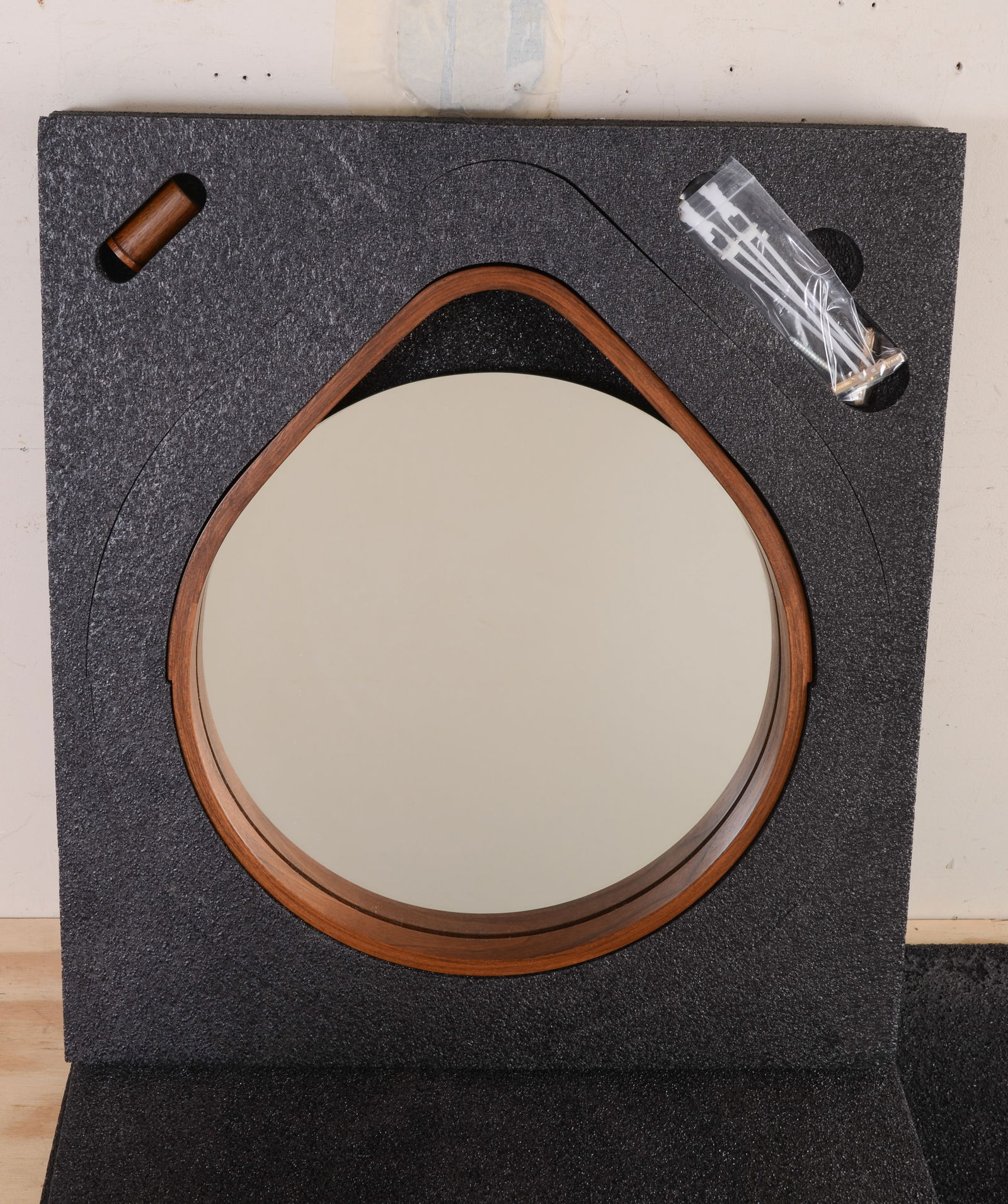 Thomas Moser Mirror in Walnut. - 3