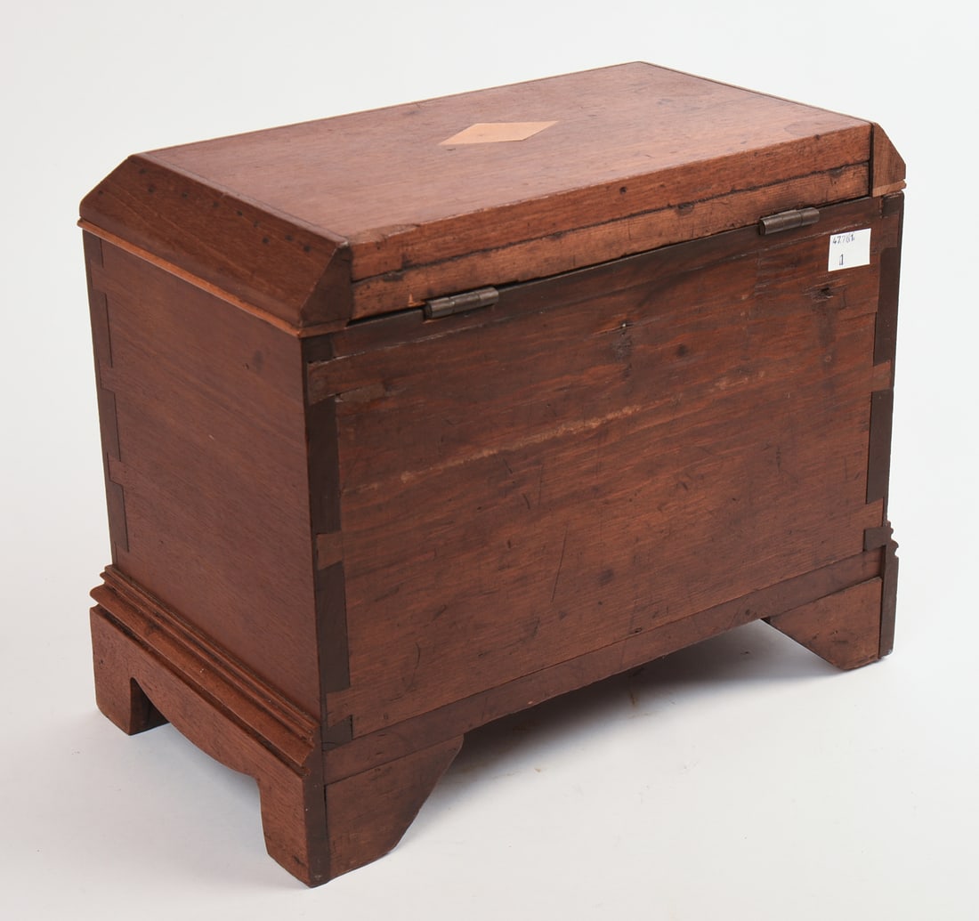 19th Century Chestnut Small Box. - 5