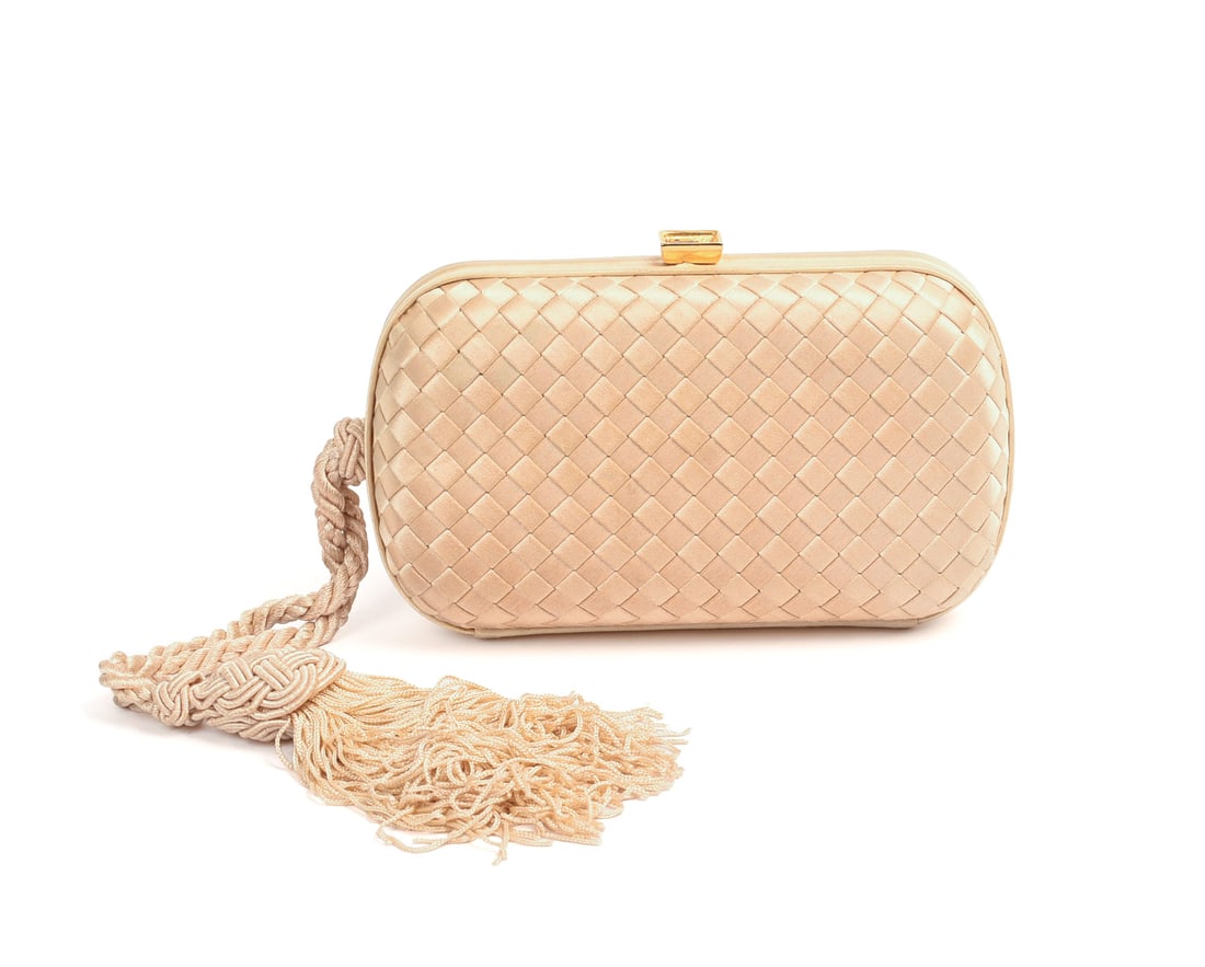 Bottega Veneta Clutch.: 4 x 6.5 x 2 inches.