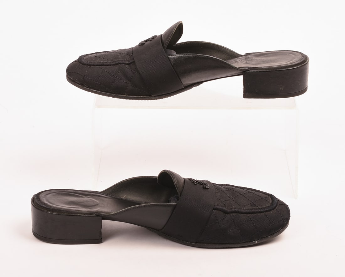 Gucci Logo Slides, Size 38.5. - 2