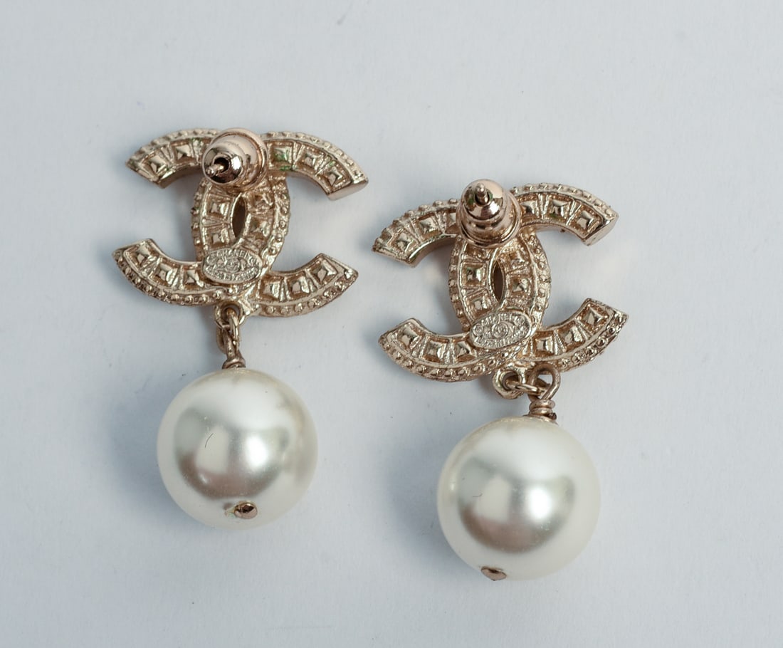 Chanel Pearl Earrings. - 2