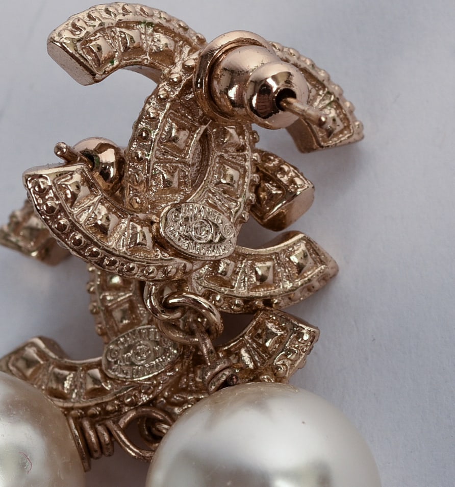 Chanel Pearl Earrings. - 3