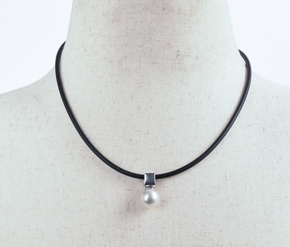 NA Hoku 14K White Gold and Pearl Necklace.: Length of chain 15 inches.