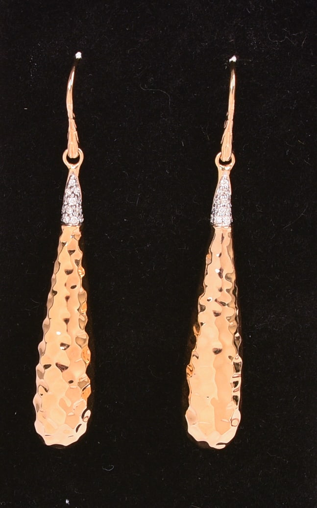 John Hardy 18K Hammered Gold Earrings.: Length 1.5 inches, 7.2 grams. Retail $2,100.