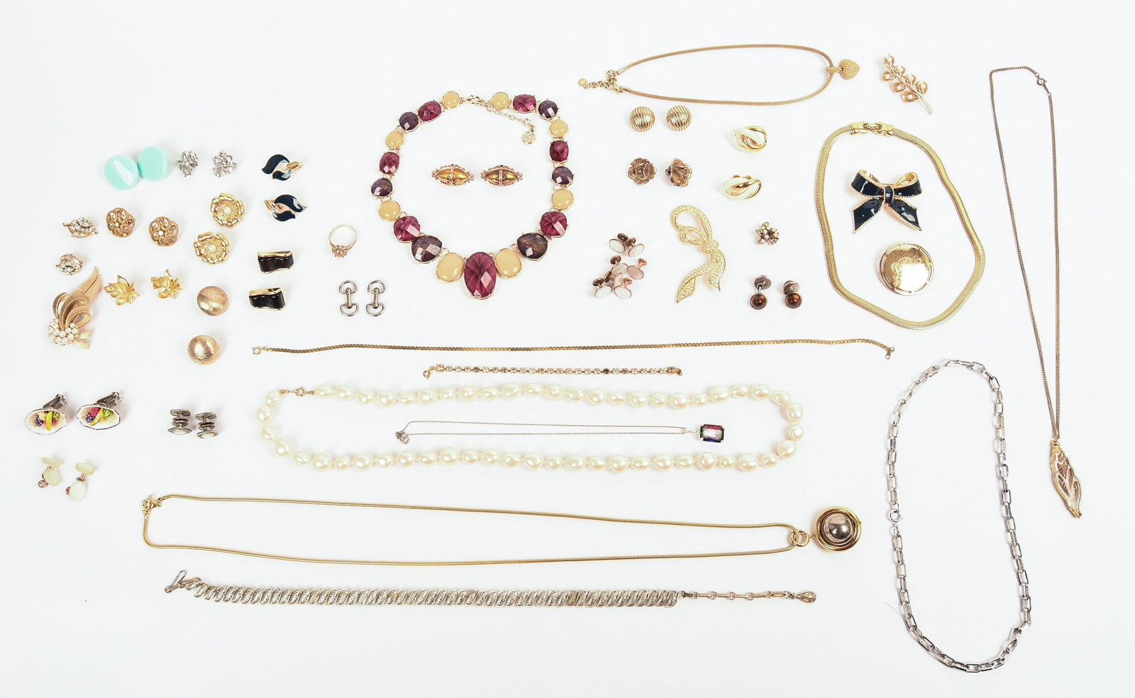 Large Costume Jewelry Collection. (1 of 5)