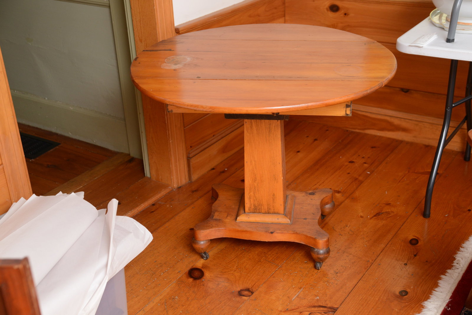 Small Pine Drop Leaf Table. - 2