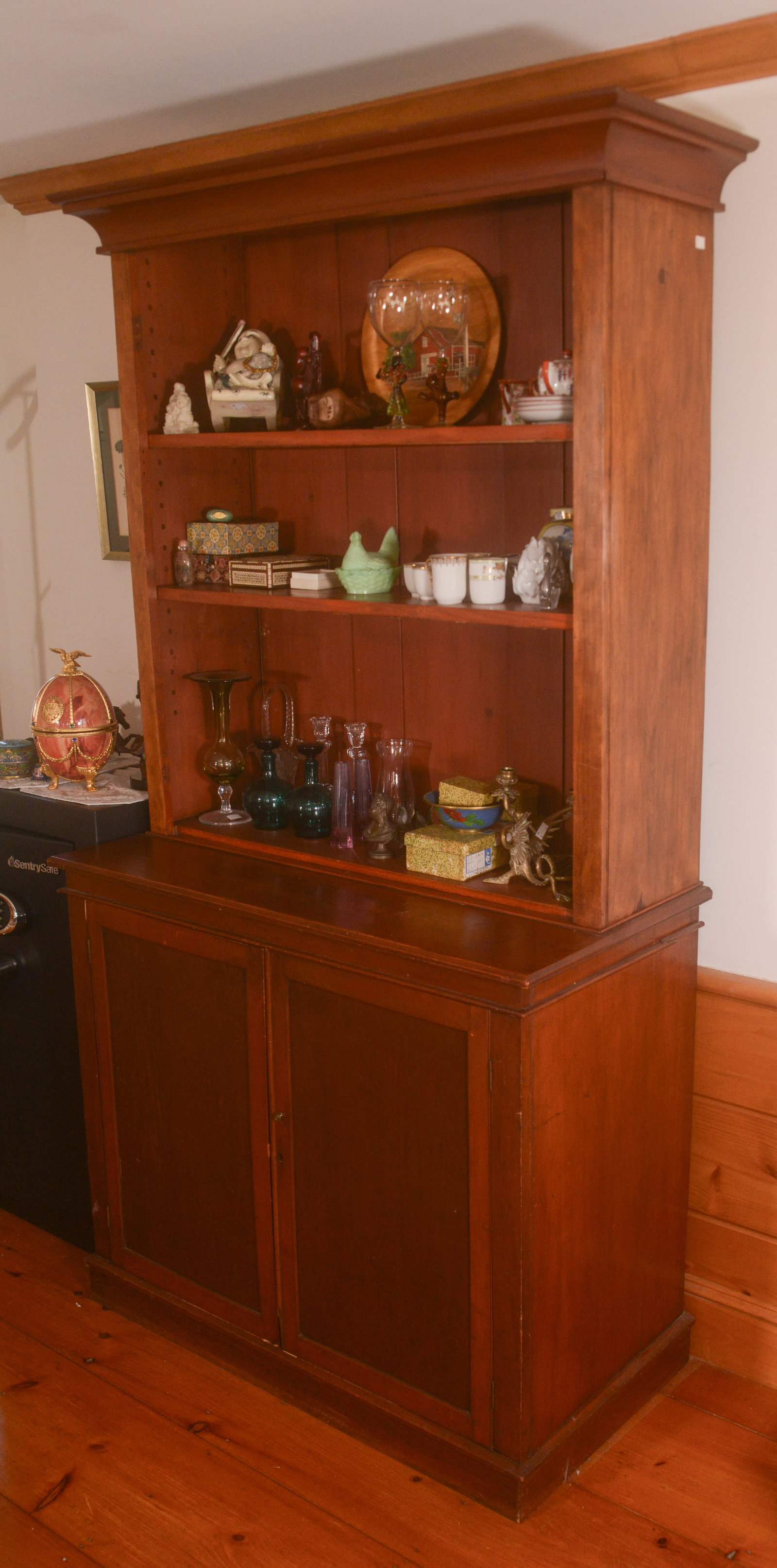 Maple Hutch. - 3