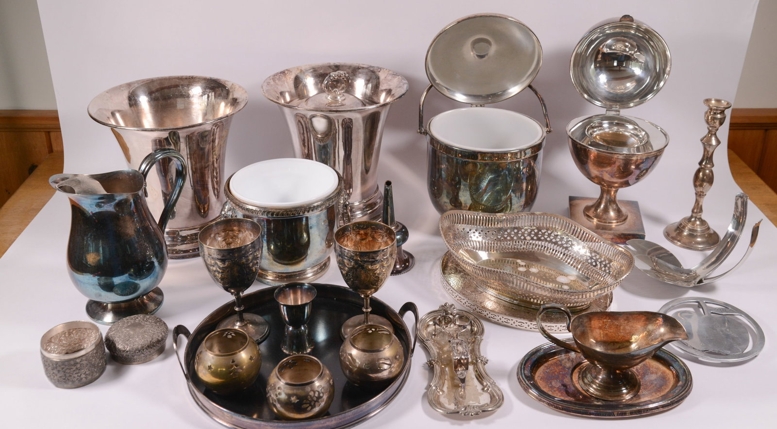 Large Collection of Silverplate Items. (1 of 7)