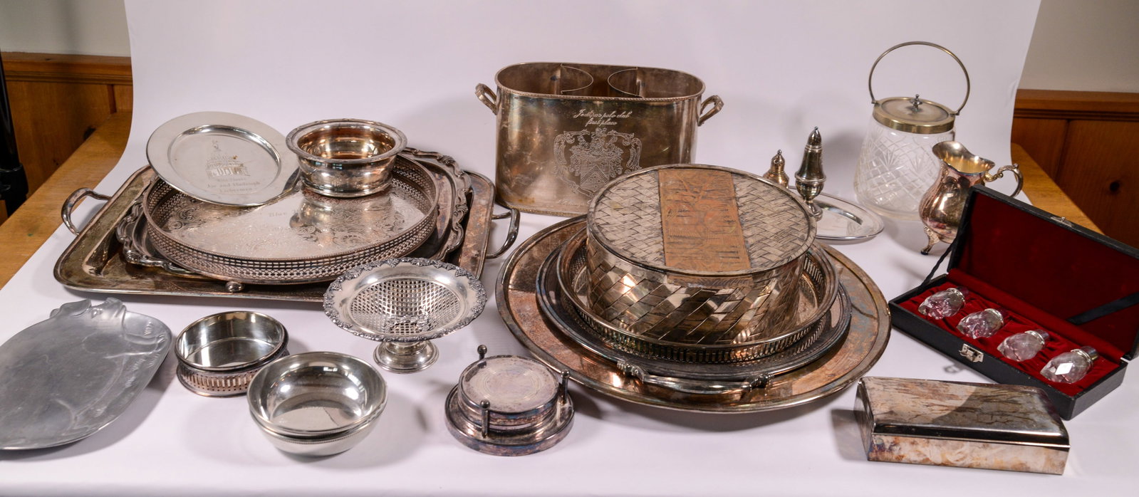Large Collection of Silverplate Items. (1 of 13)