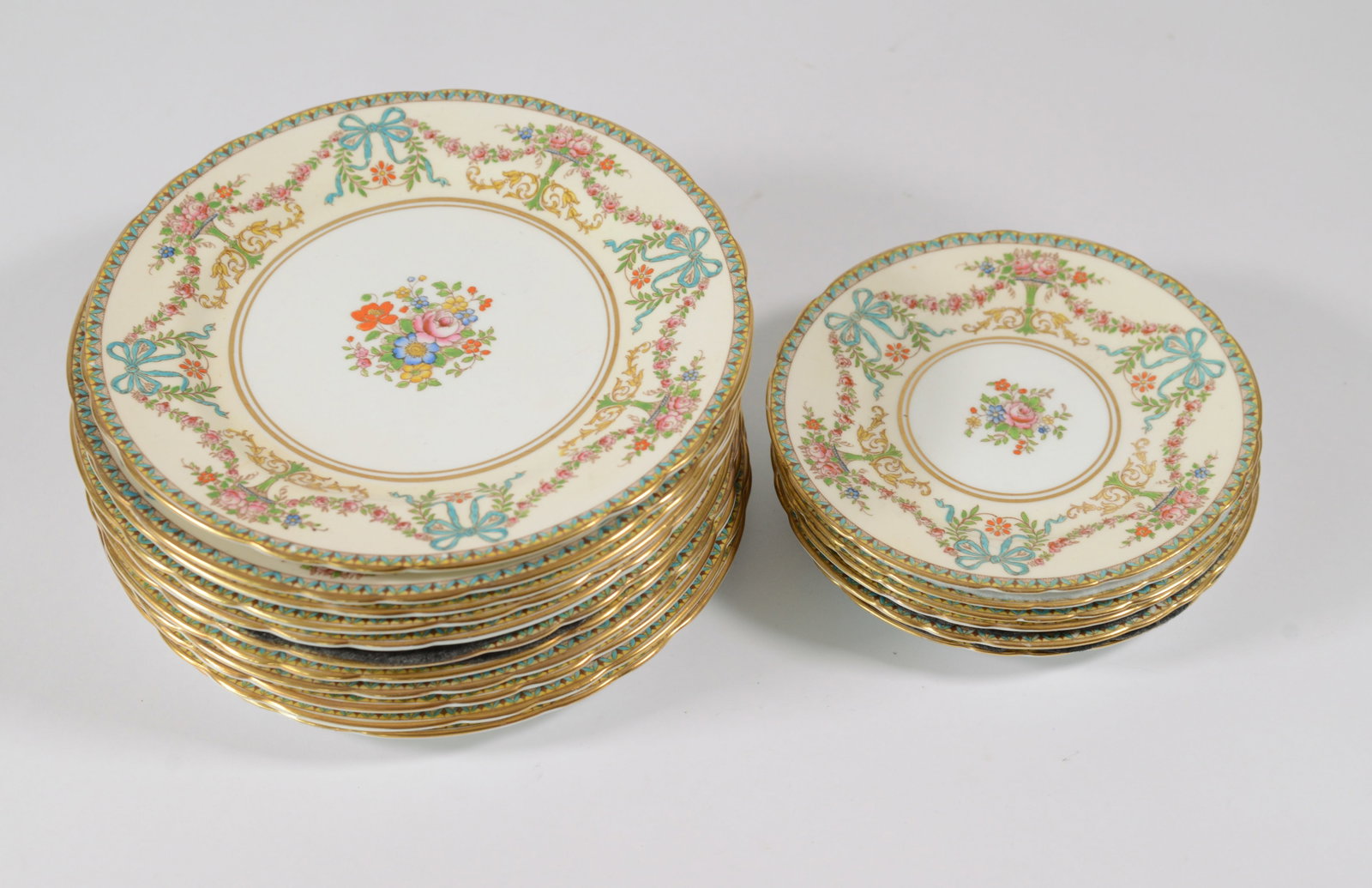 Seventeen Aynsley Rosedale Plates. (1 of 3)