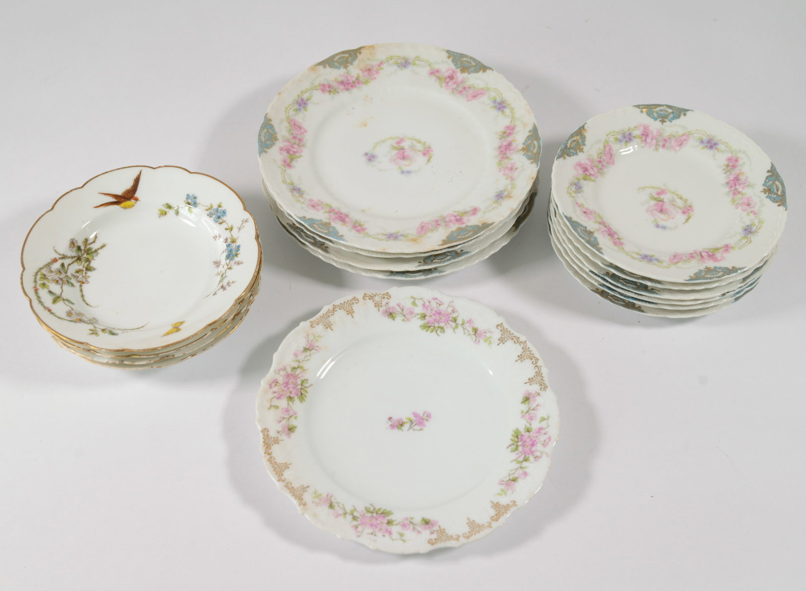 Fifteen Assorted Porcelain Pieces. (1 of 7)
