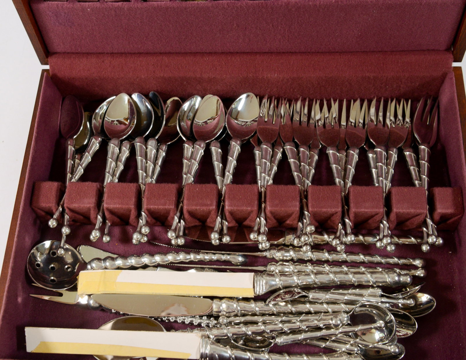 Twist Pattern Flatware Service. - 2