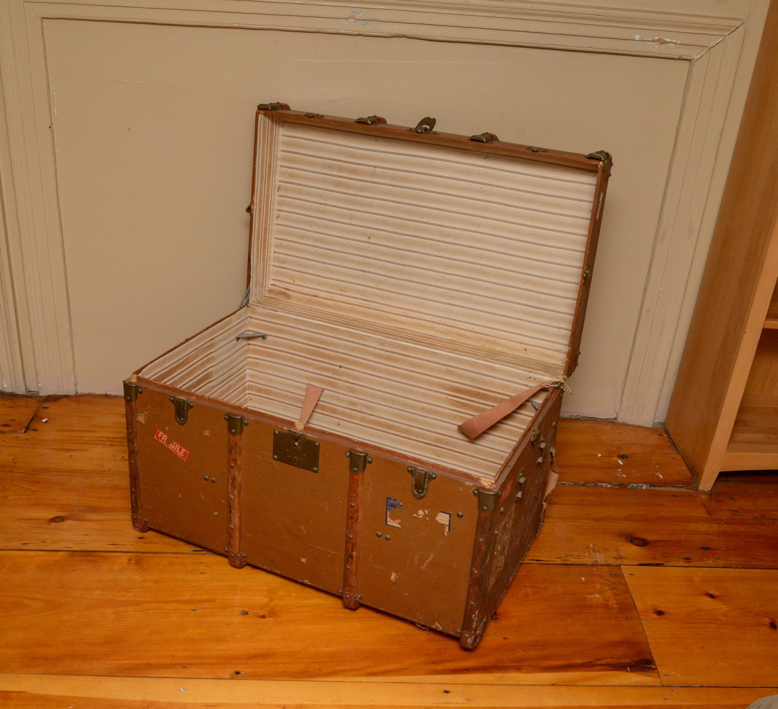 Antique Steamer Trunk. - 2