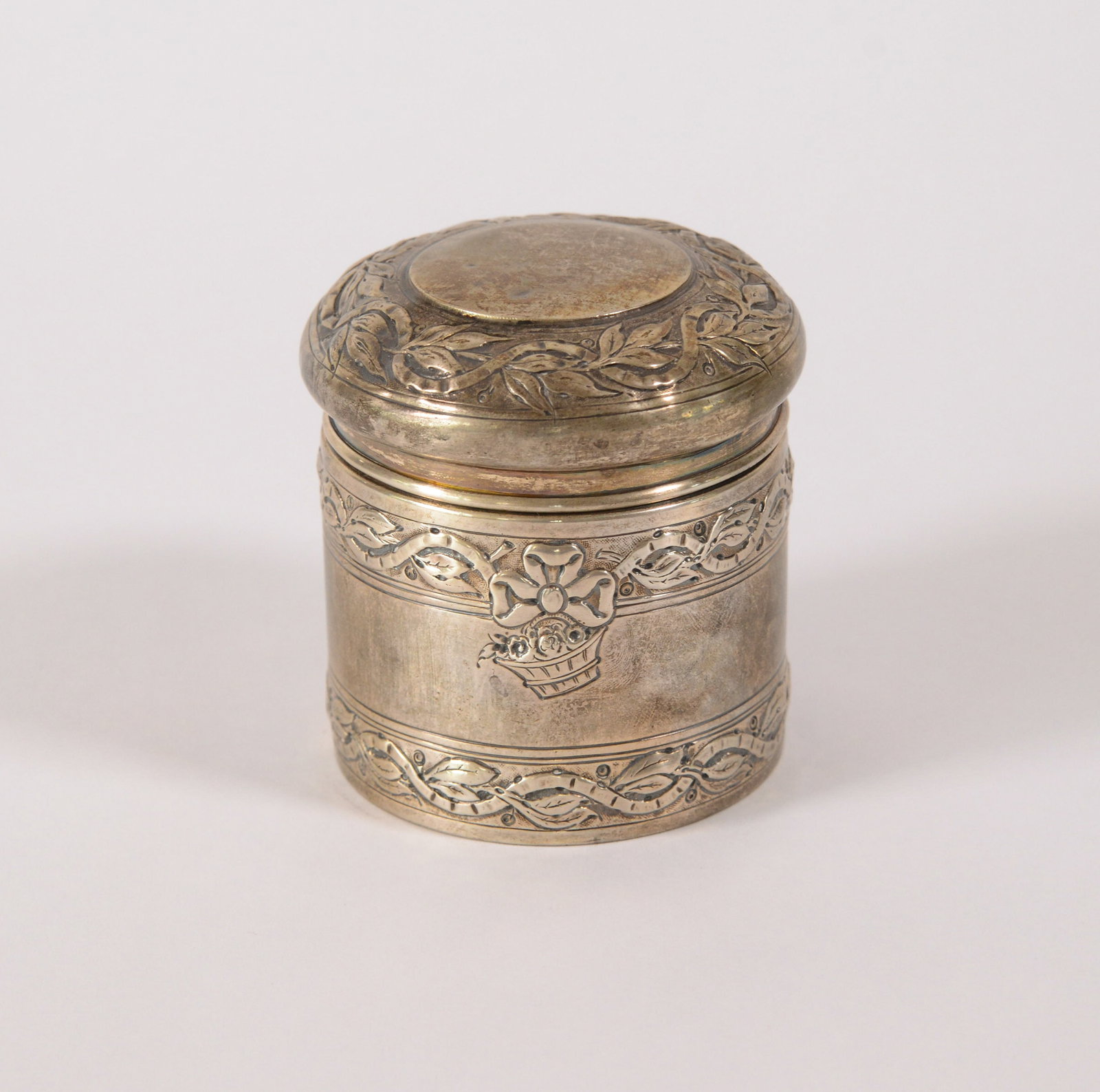Samuel William Smith & Company Sterling Dresser Box: Height 3.5 inches, 161.24 grams. A few dents.