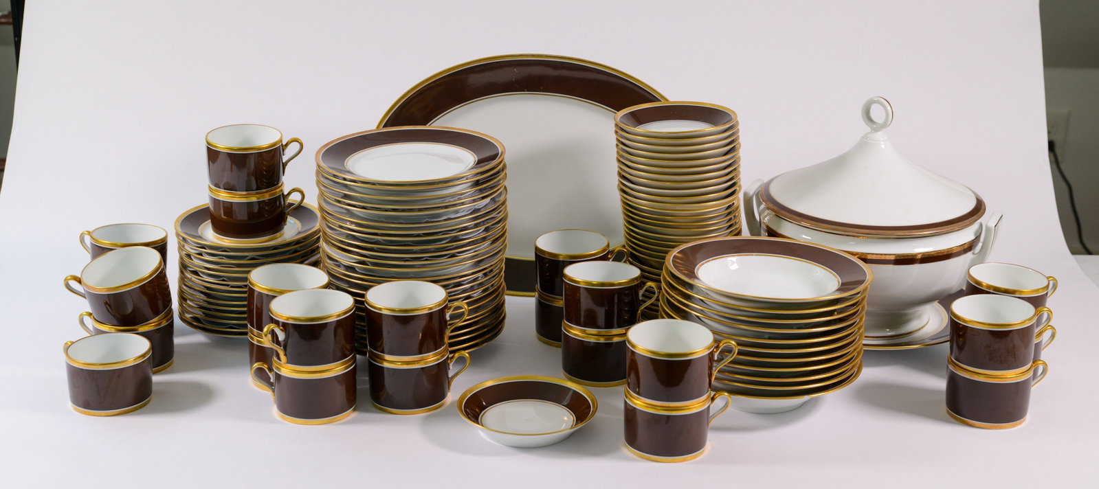 Richard Ginori Porcelain Dinner Service. (1 of 5)