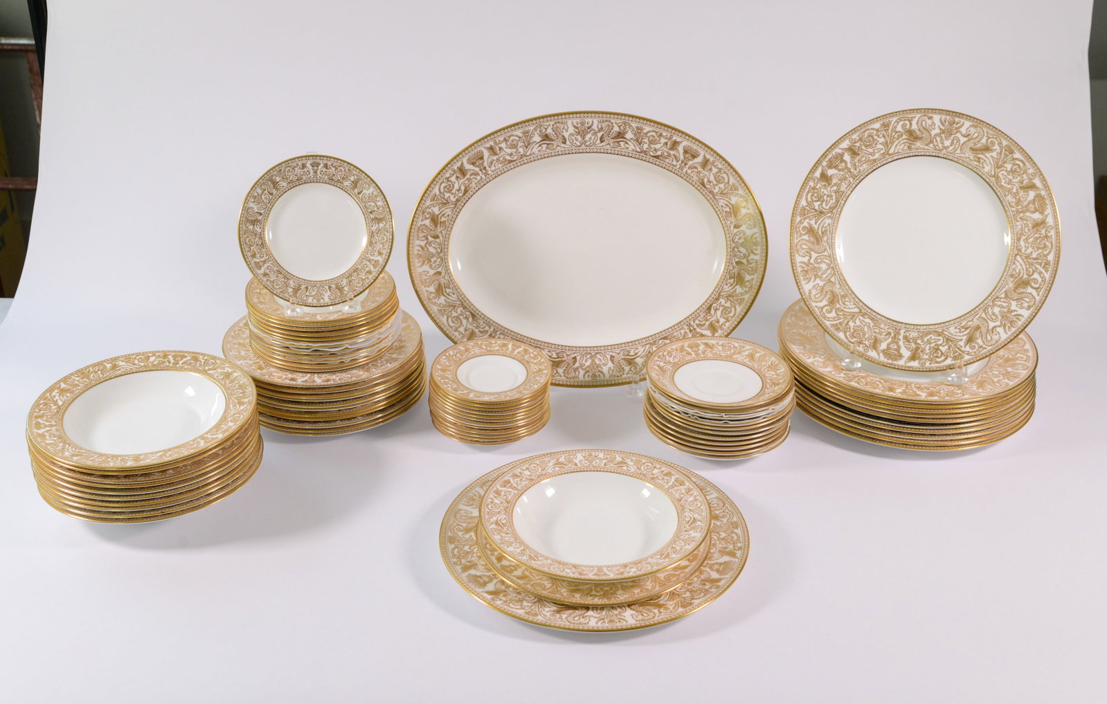 Wedgwood Gold Florentine Part Dinner Service. (1 of 9)