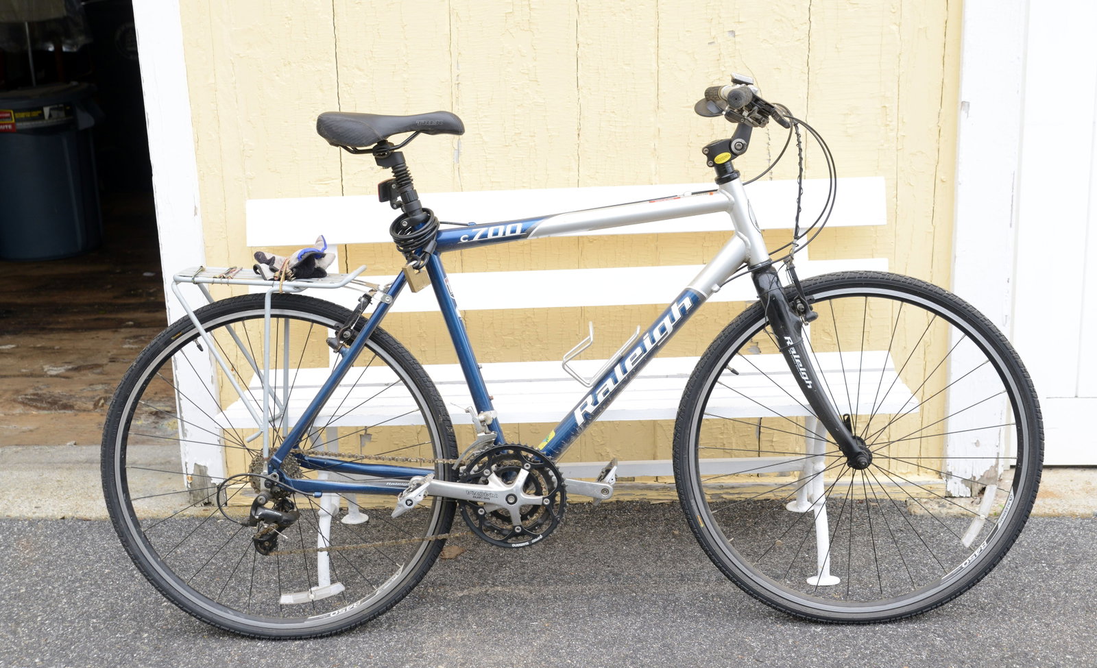 Raleigh C700 Hybrid Bike. (1 of 2)