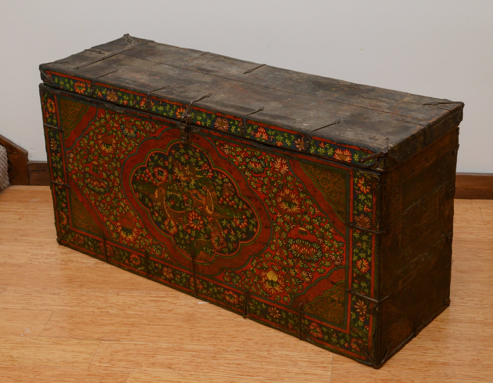 Asian Painted Trunk With Dragon. - 2