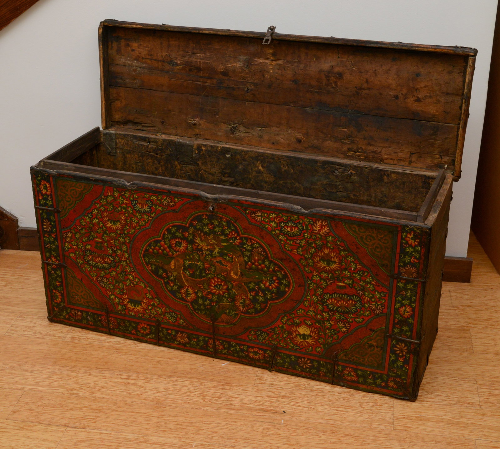 Asian Painted Trunk With Dragon. - 3