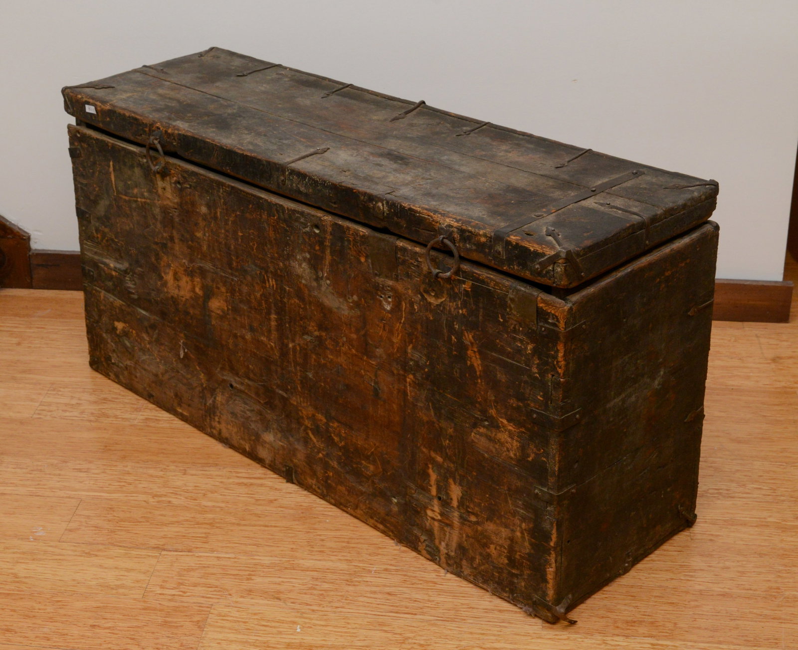 Asian Painted Trunk With Dragon. - 4