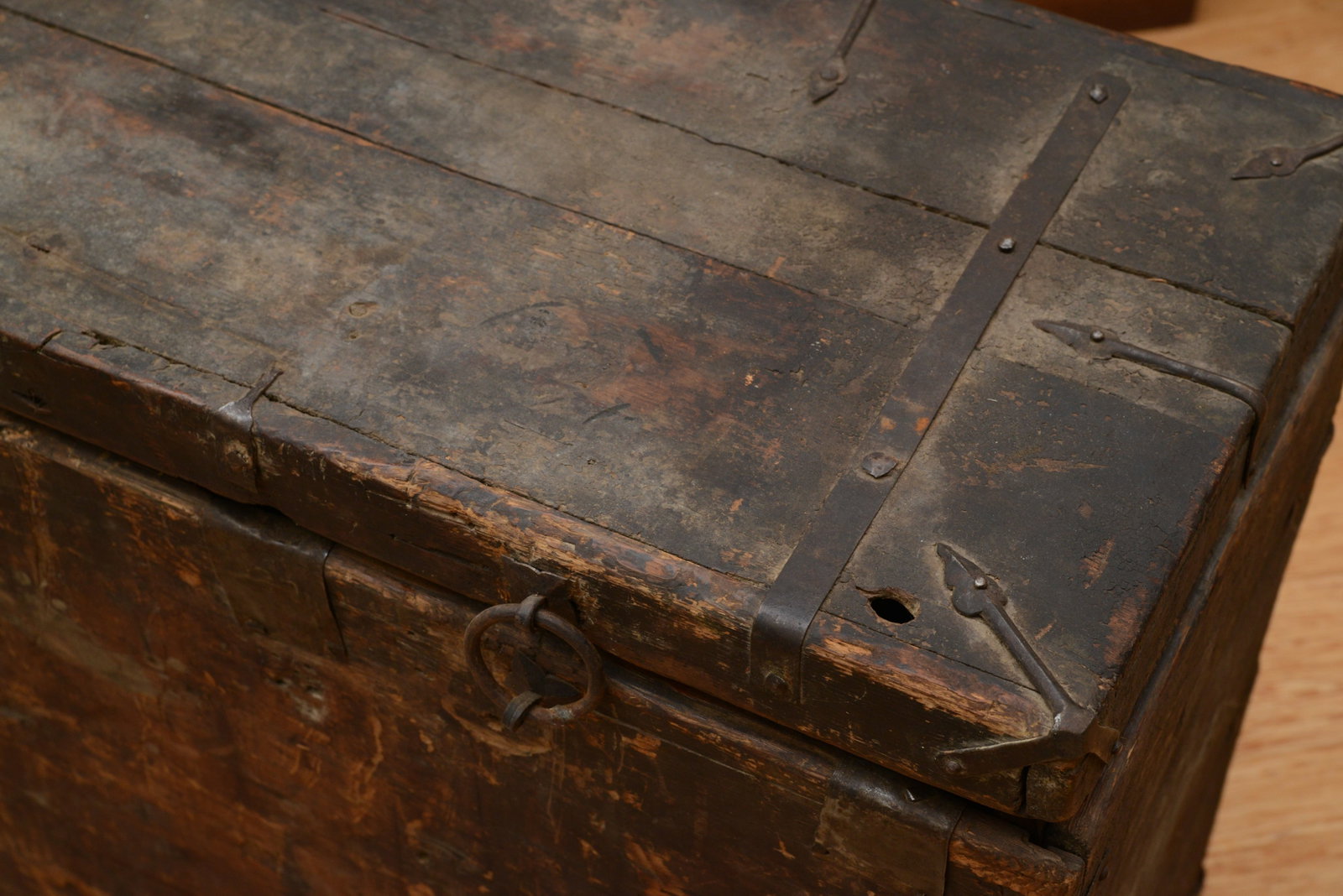 Asian Painted Trunk With Dragon. - 5