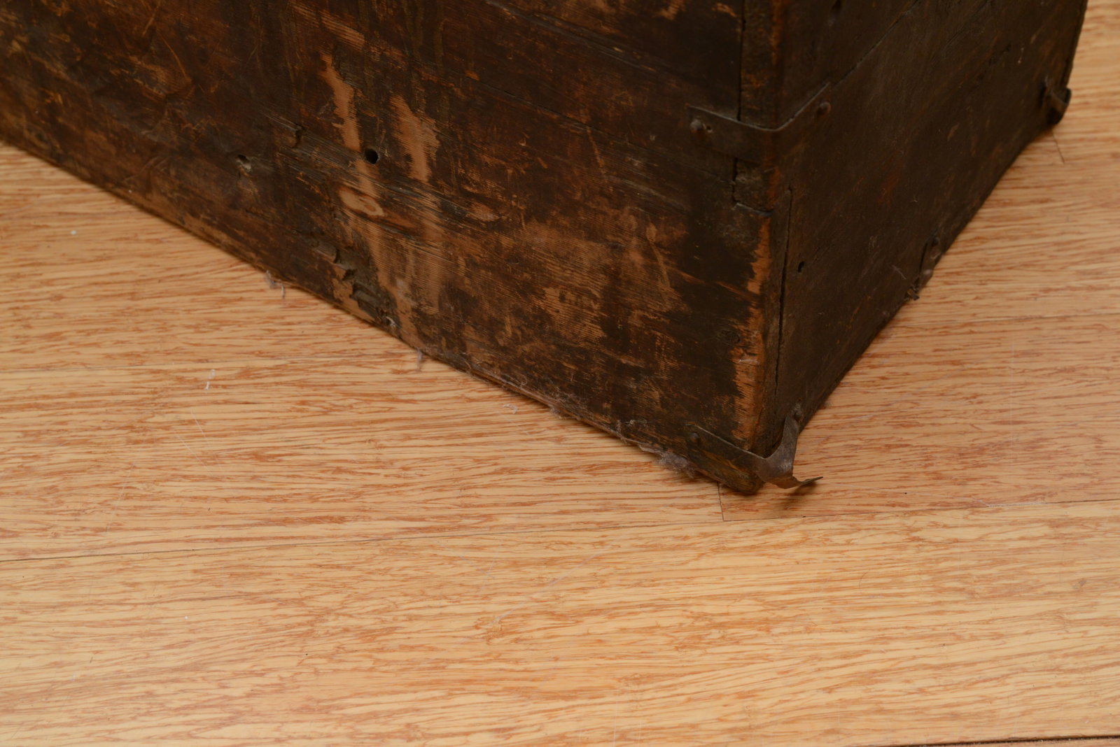 Asian Painted Trunk With Dragon. - 6
