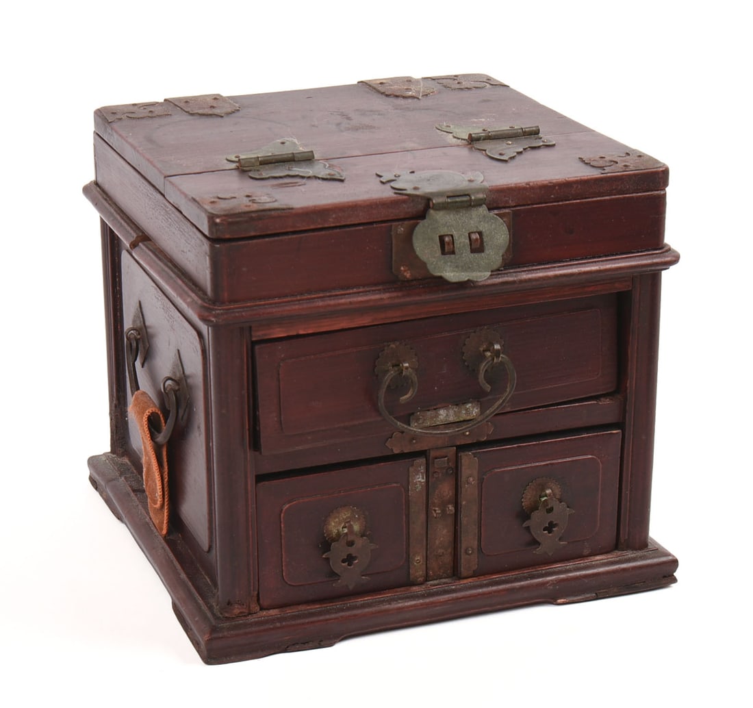 Vintage Korean Makeup Box. (1 of 7)