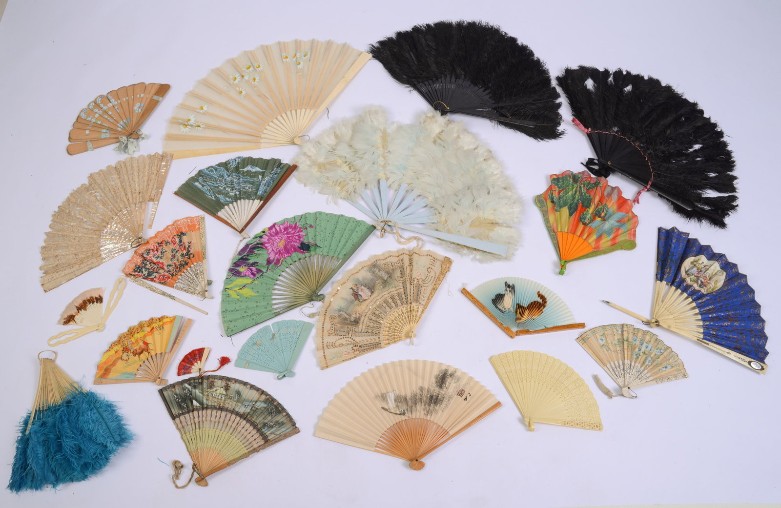 Large Collection of Vintage Fans. (1 of 7)
