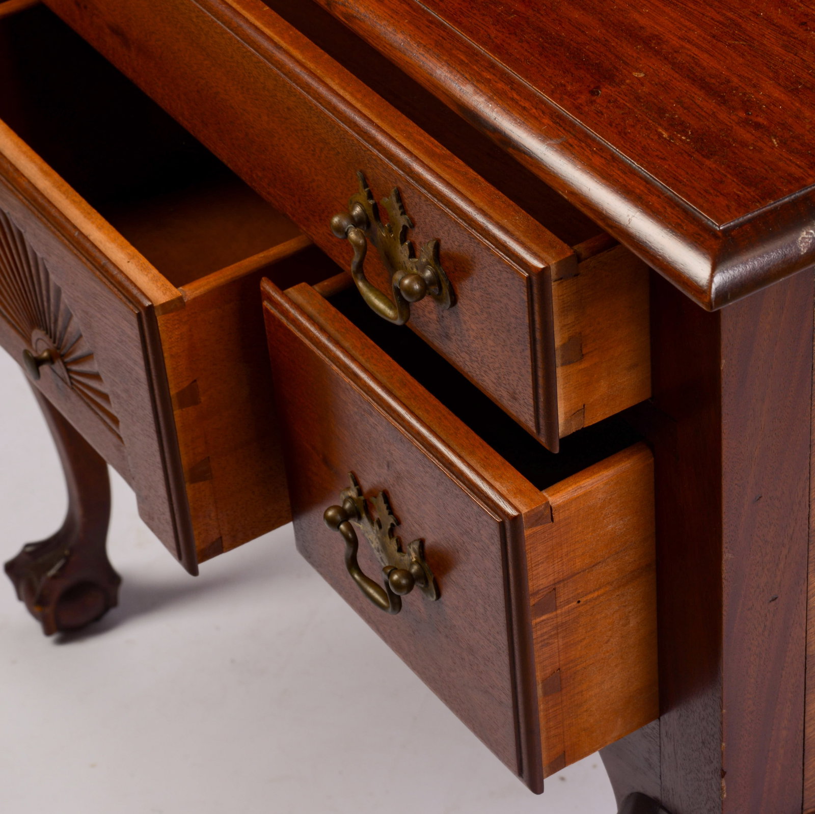 CHIPPENDALE STYLE LOWBOY. - 3
