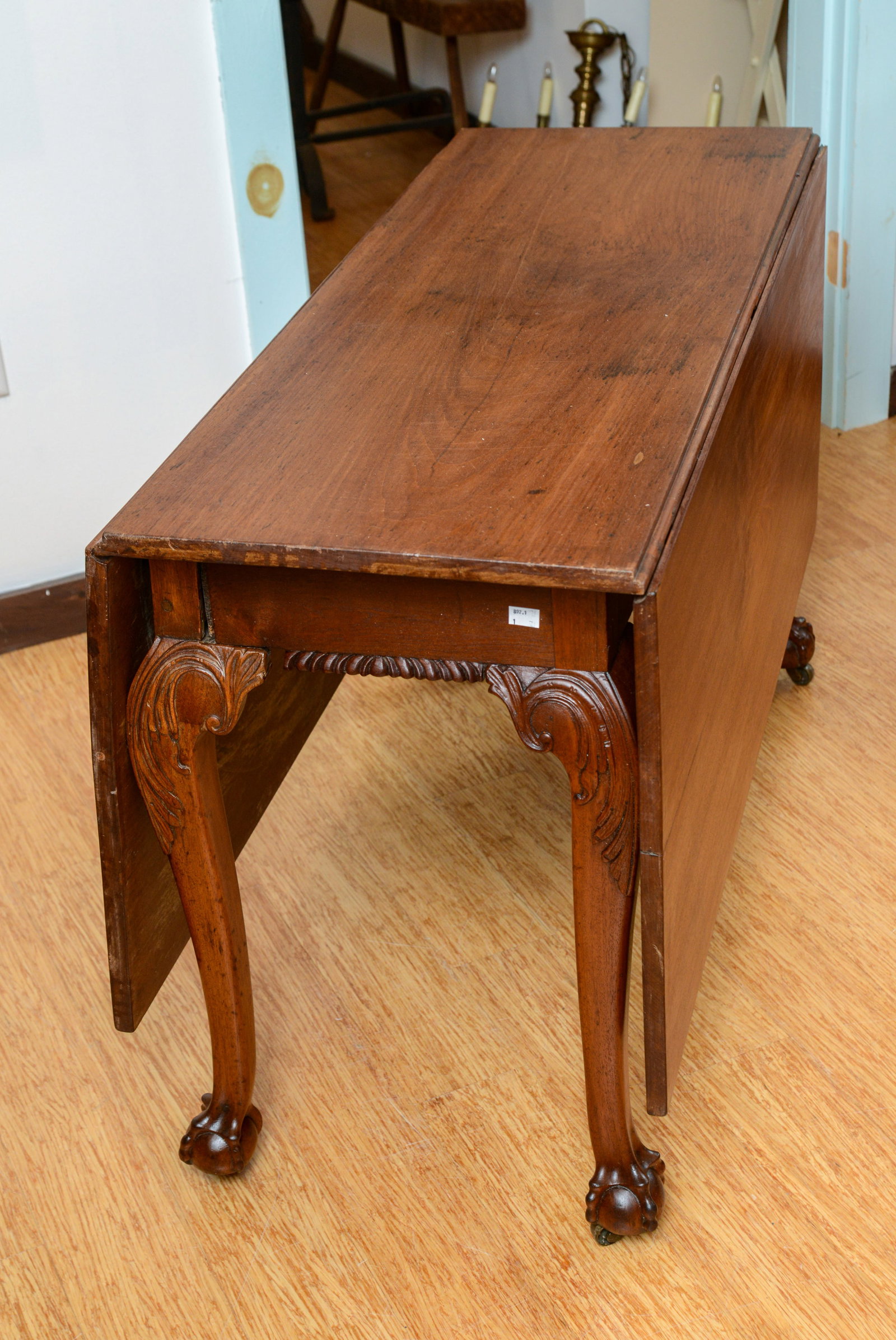 18TH CENTURY CHIPPENDALE WALNUT DROP-LEAF TABLE. - 4