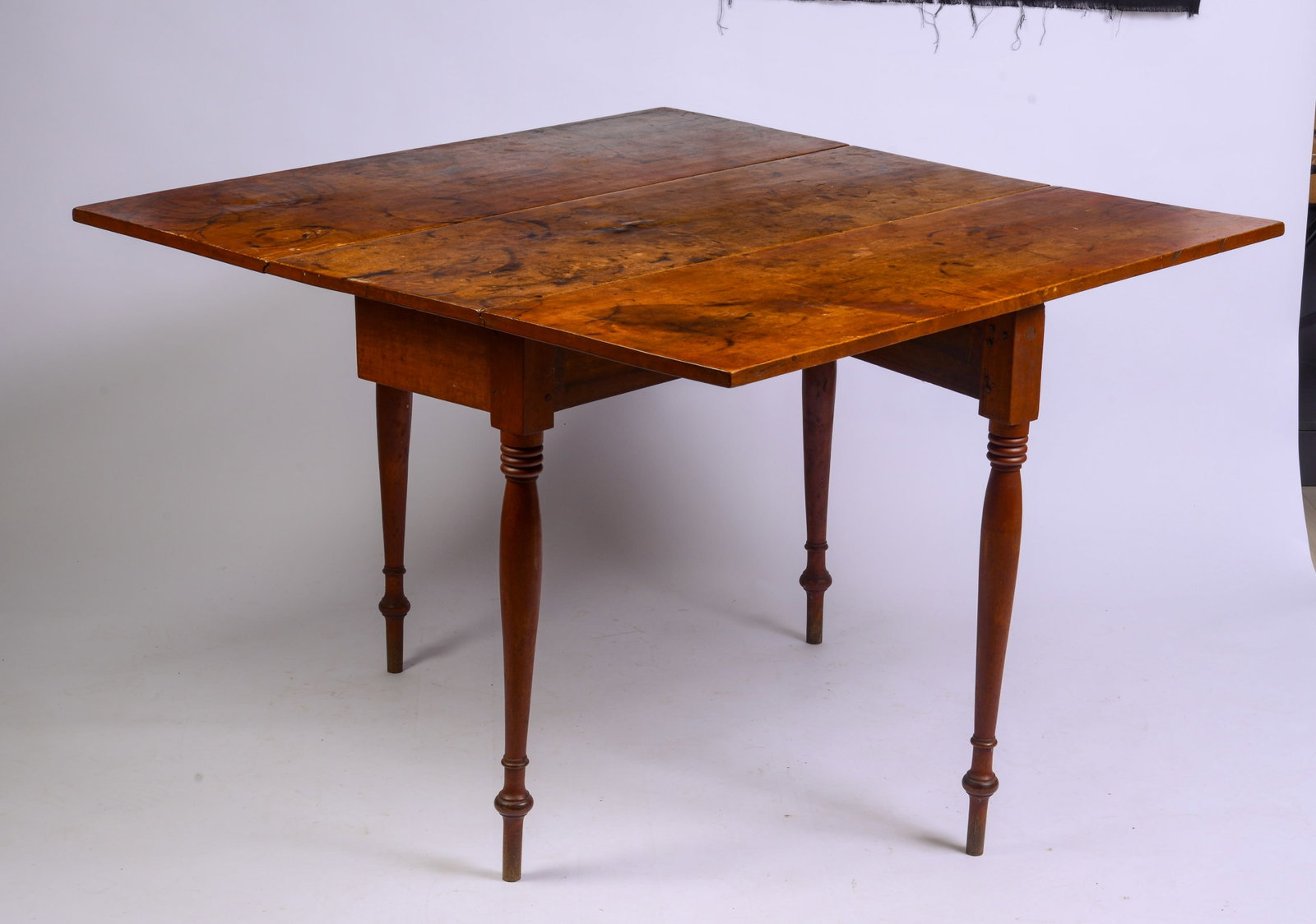 NEW ENGLAND SHERATON DROP-LEAF TABLE. - 2