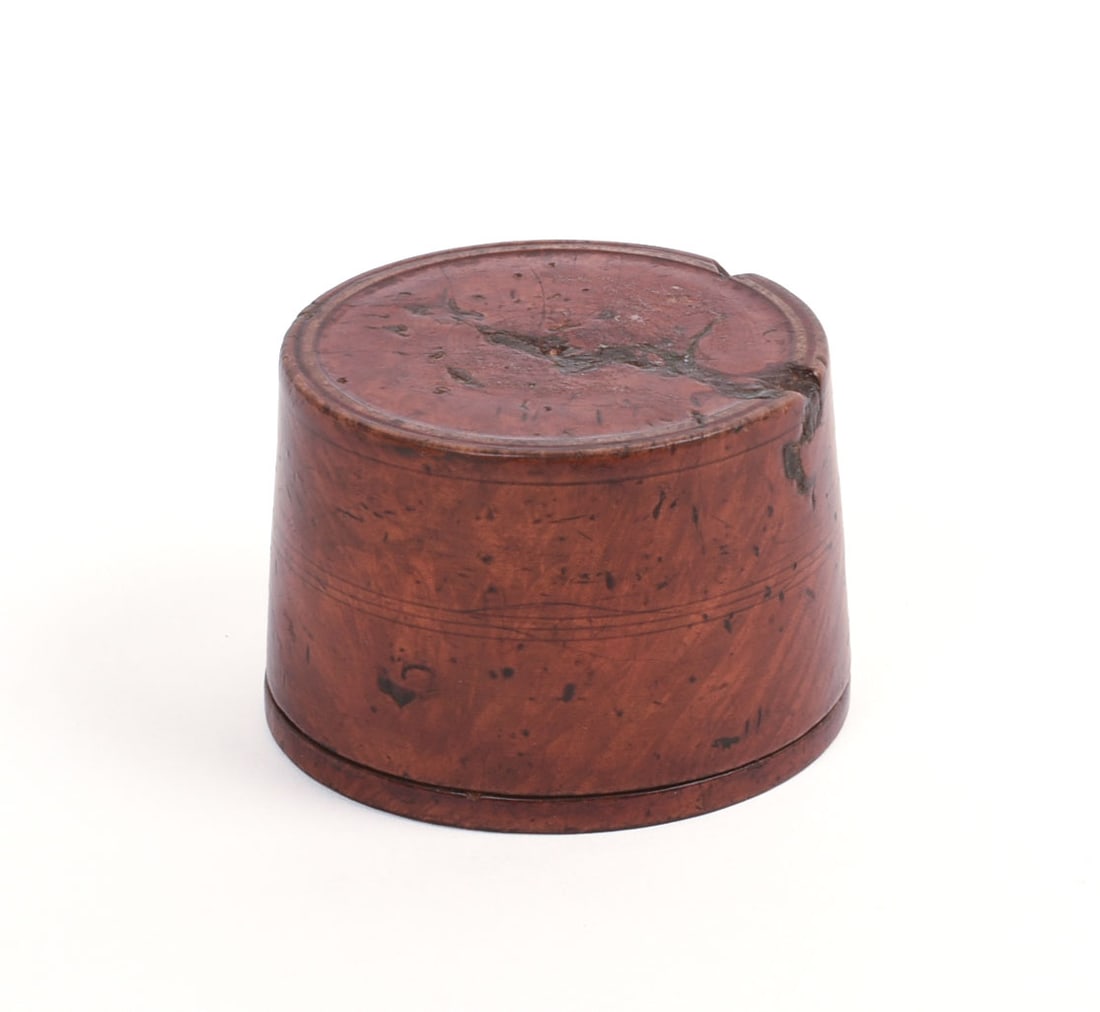 TURNED BURL WOOD TREENWARE BOX.: Late 18th or early 19th century. Height 2 inches, diameter 2.75 inches.