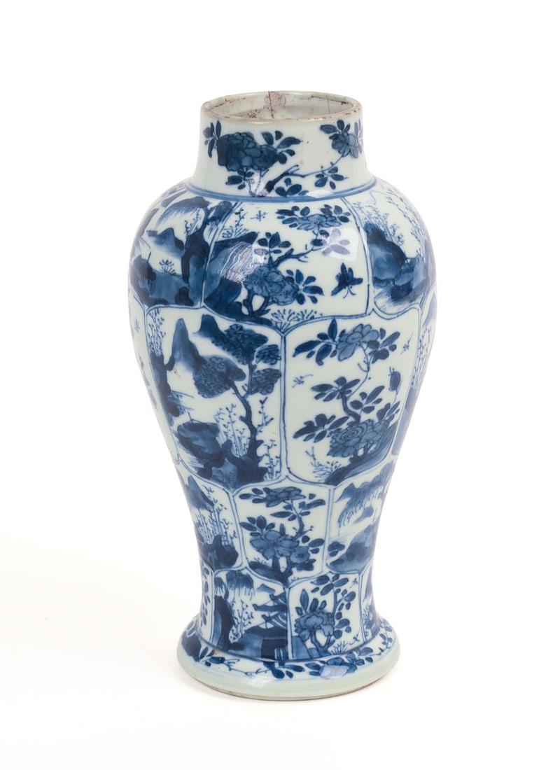 CHINESE KANGXI PERIOD BLUE AND WHITE VASE. (1 of 6)
