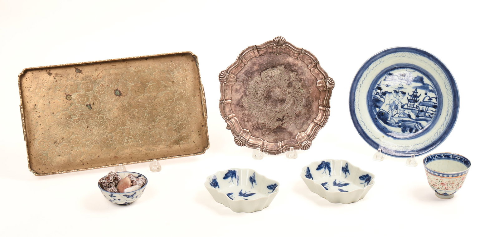 GROUP OF PORCELAIN ITEMS.: Chinese canton plate, two Mottahedeh dishes, two teacups (one missing handle), silverplate salver, and a brass tray. Canton plate diameter 7.25 inches