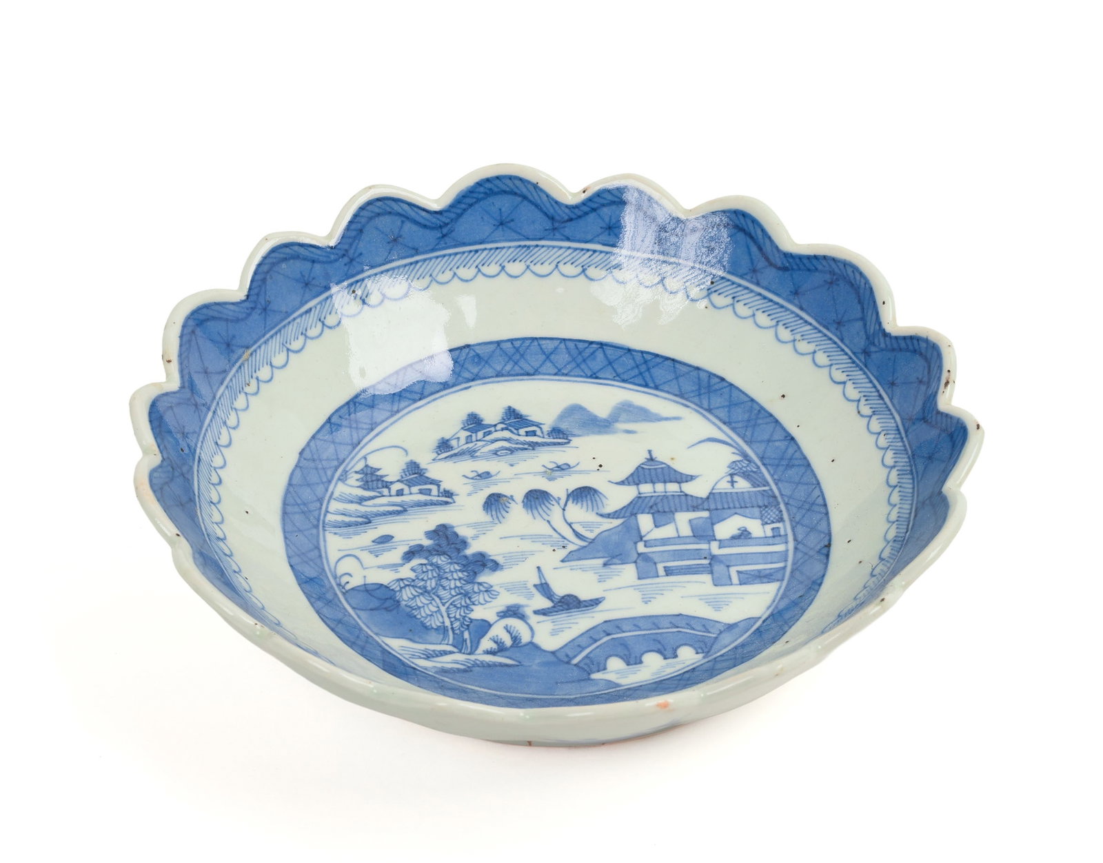 CANTON PORCELAIN BOWL.: Petal rim, 19th century. Diameter 9 inches.