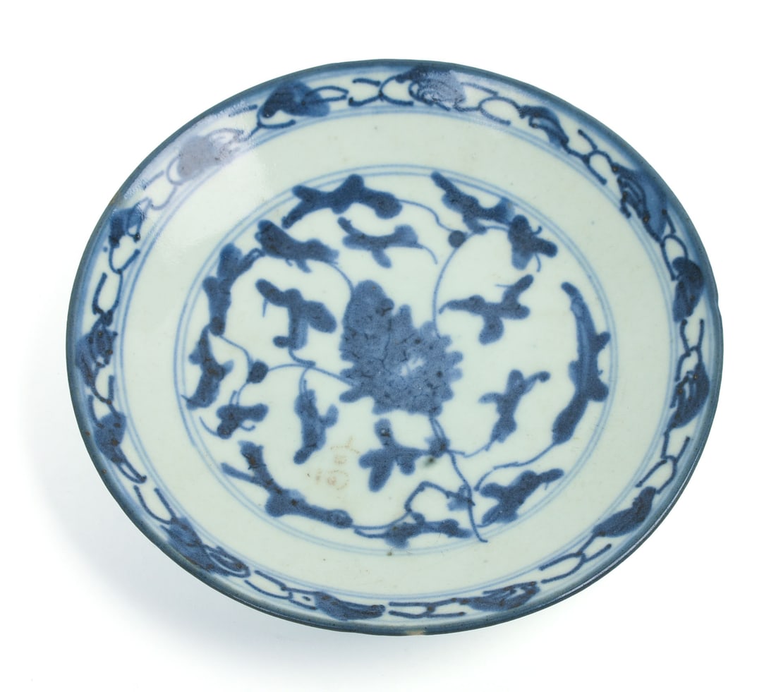 SMALL CHINESE BLUE AND WHITE DISH.: Diameter 6 inches, good condition.