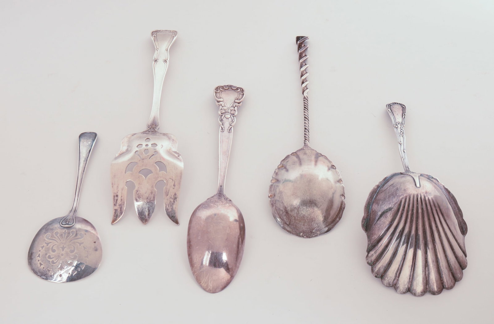 FIVE STERLING SILVER SERVING PIECES. - 2