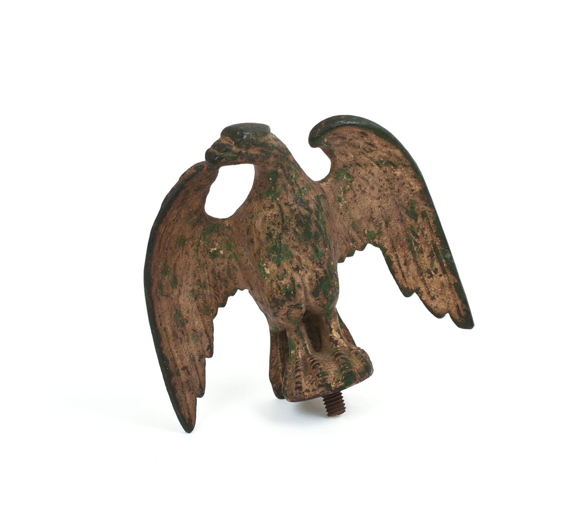 AMERICAN EAGLE GILT METAL FLAG TOPPER.: 3.5 x 3.75 inches.