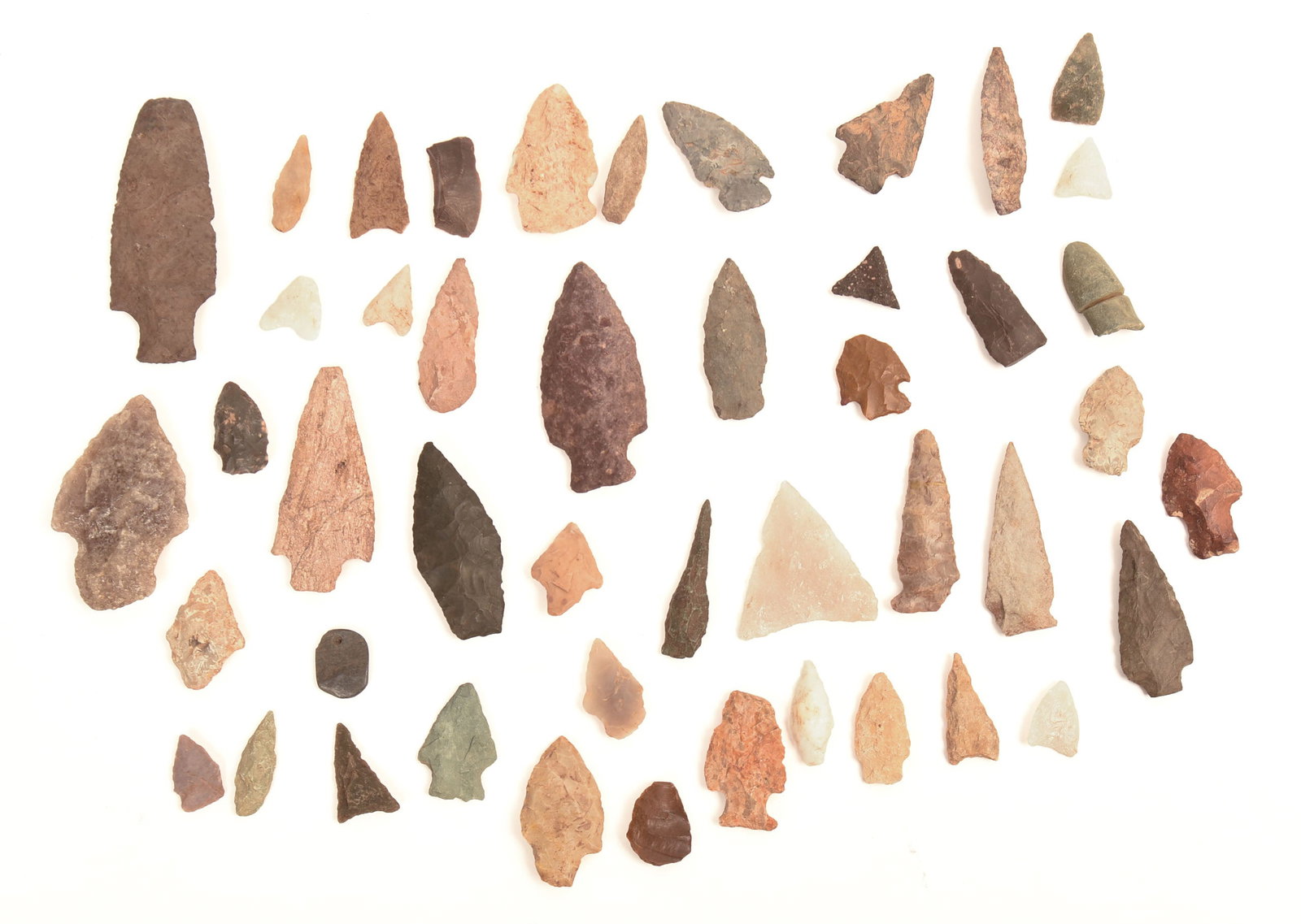 COLLECTION OF NATIVE AMERICAN ARROWHEADS.: Various sizes, some chips and losses.