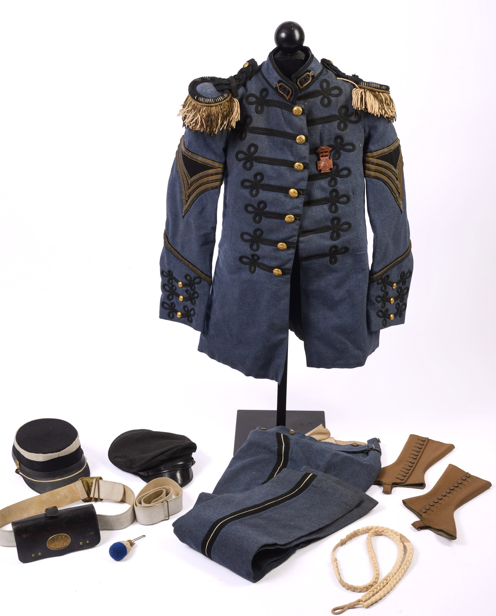 CIVIL WAR UNIFORM.: Including jacket, pants, hat, epaulets, and belt. Good condition.