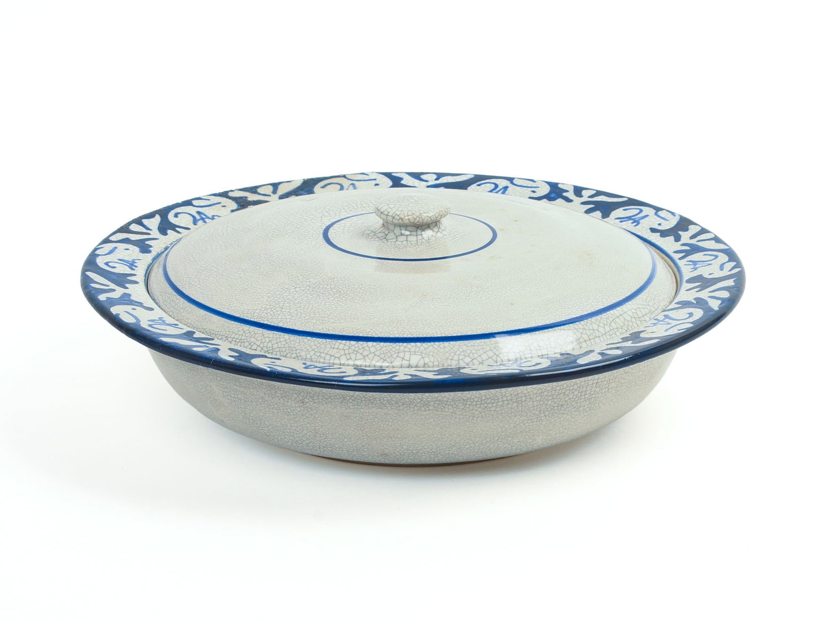 DEDHAM POTTERY RABBIT PATTERN COVERED BOWL.: Diameter 10.75 inches. Small area of surface loss.