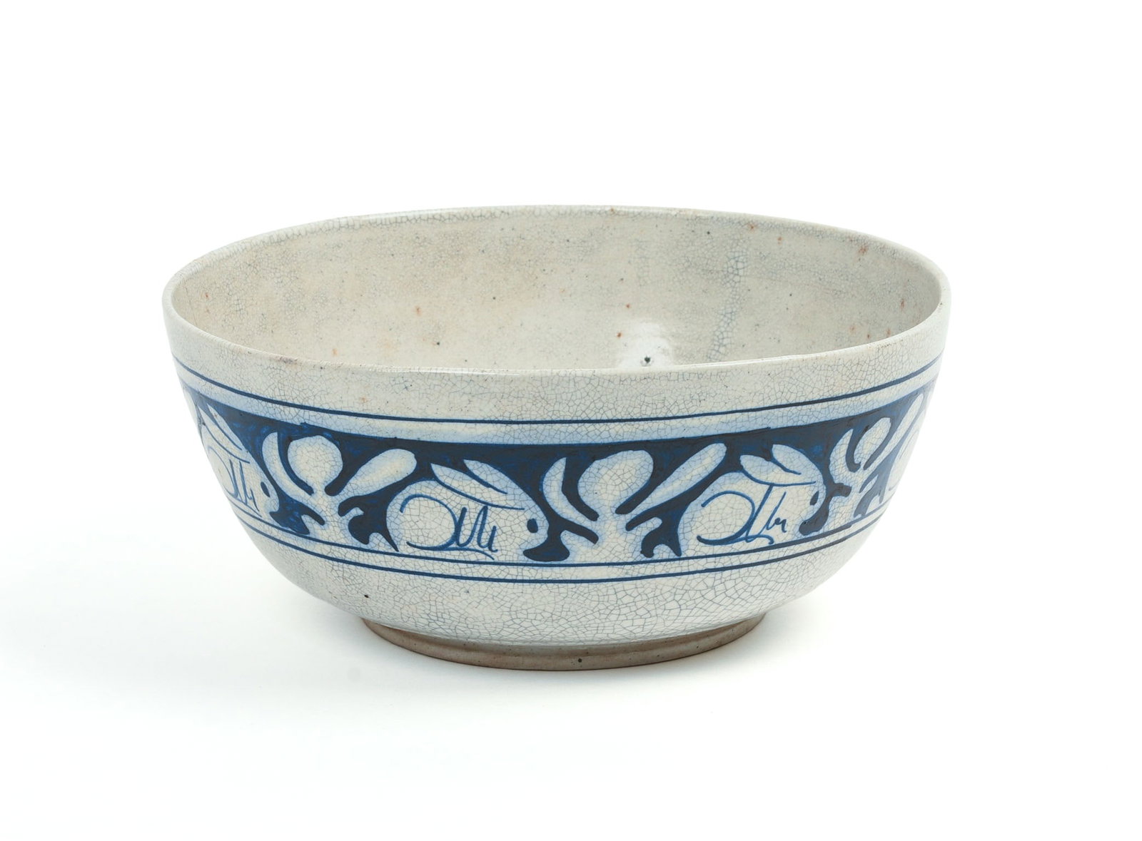 DEDHAM POTTERY RABBIT PATTERN BOWL.: Diameter 9 inches. Hairline crack.