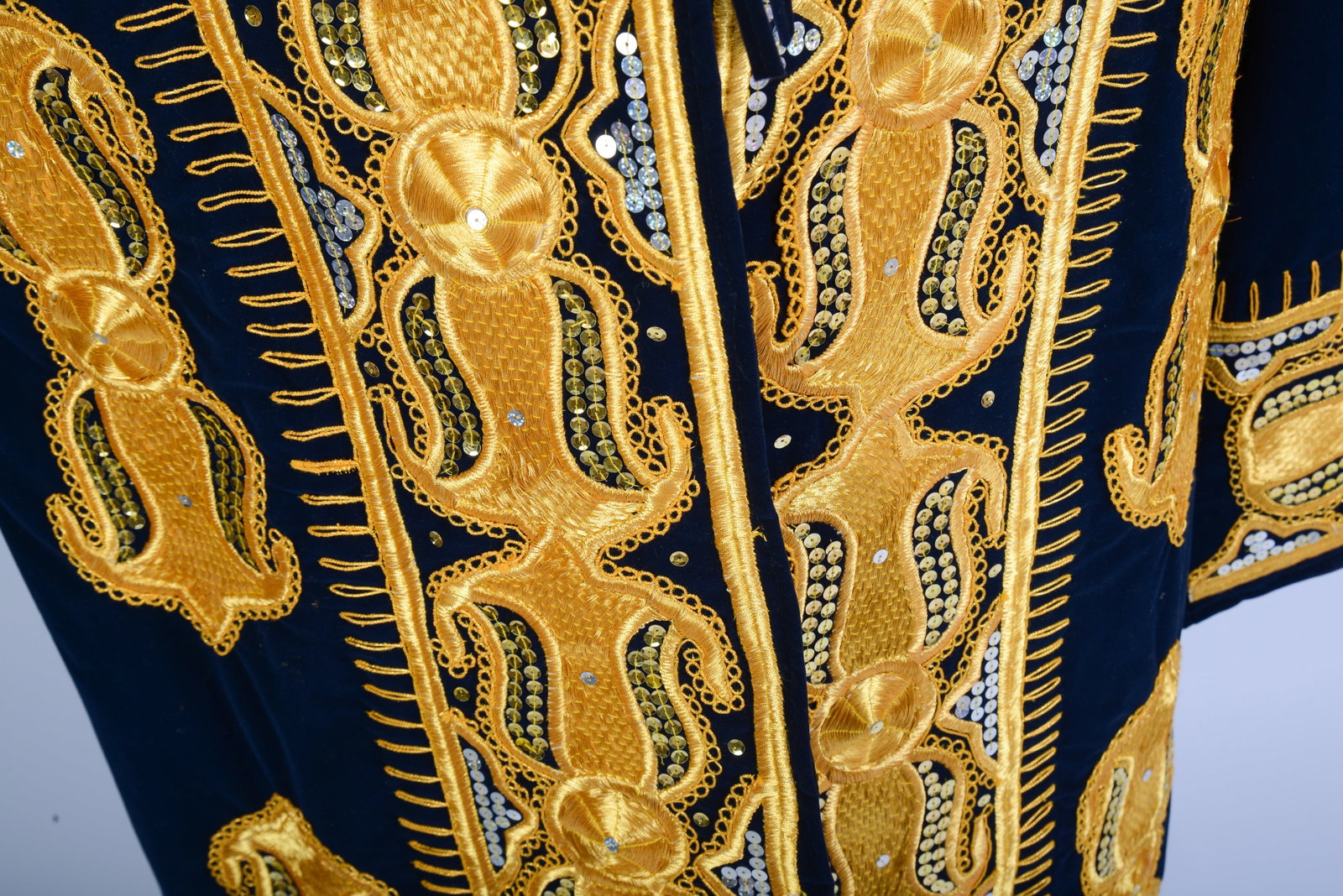 Finely Embroidered Robe With Gold Thread. - 2