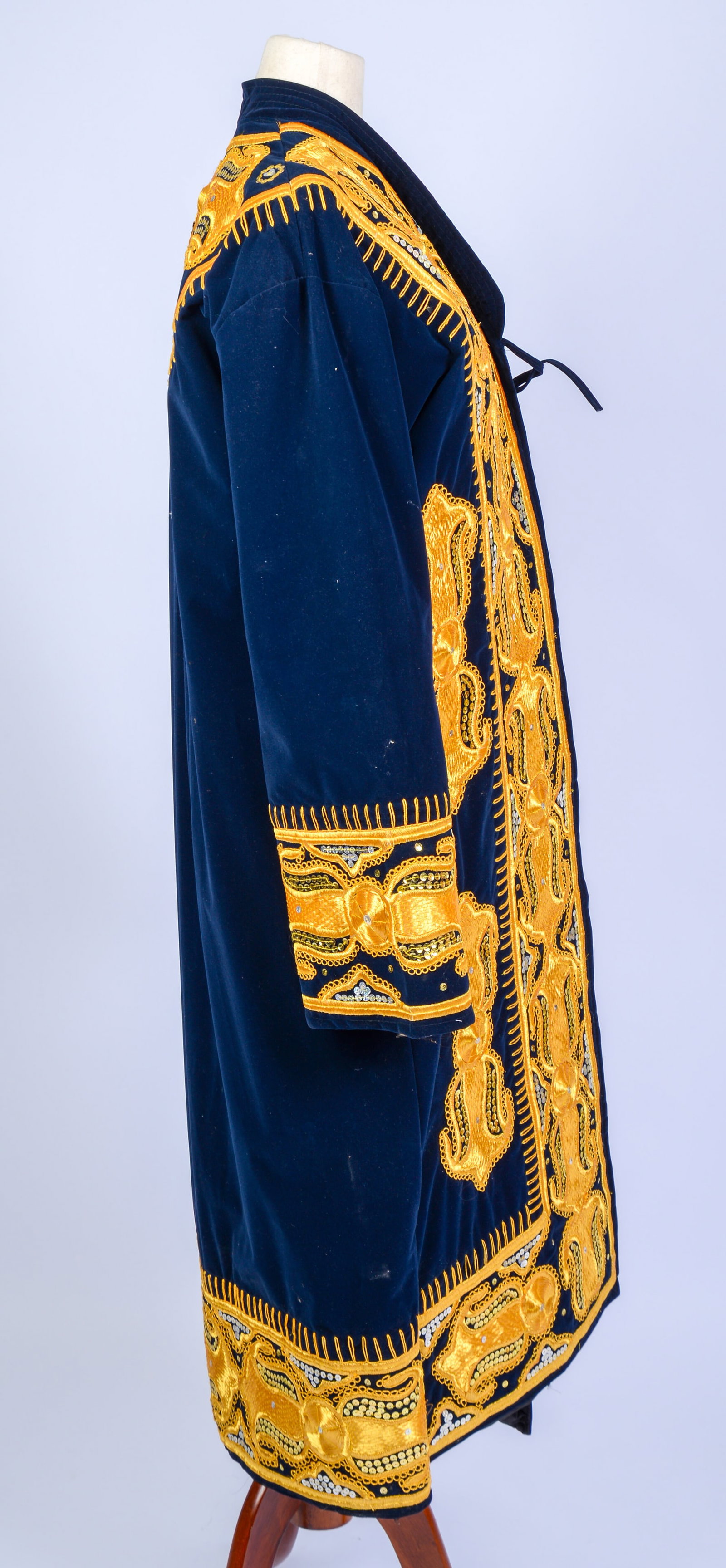 Finely Embroidered Robe With Gold Thread. - 3