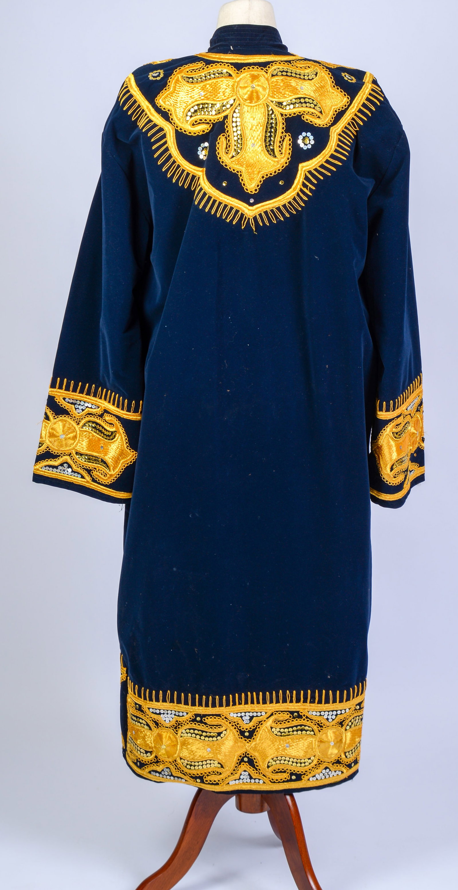 Finely Embroidered Robe With Gold Thread. - 4