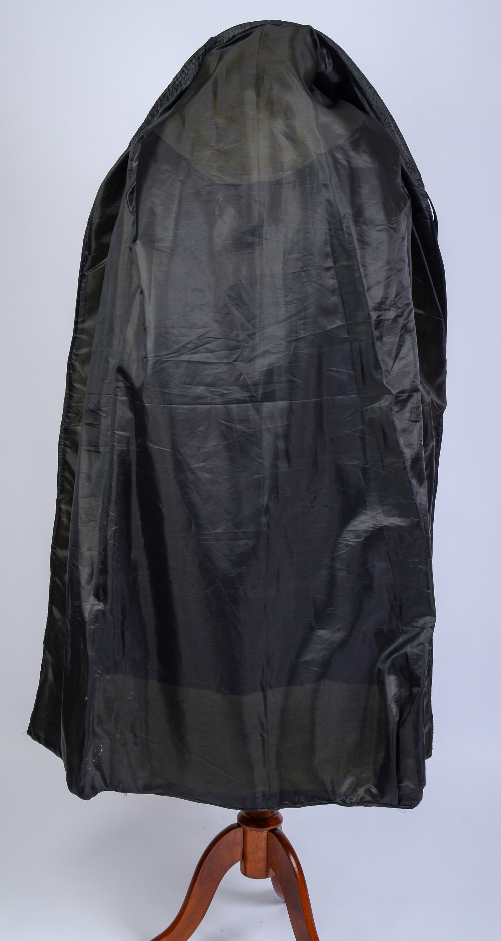 Finely Embroidered Robe With Gold Thread. - 5
