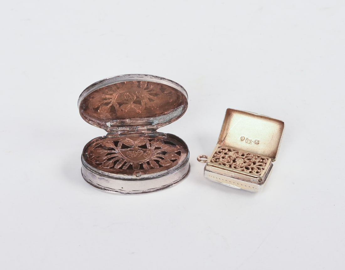 Two Sterling Silver Vinagrettes. - 5