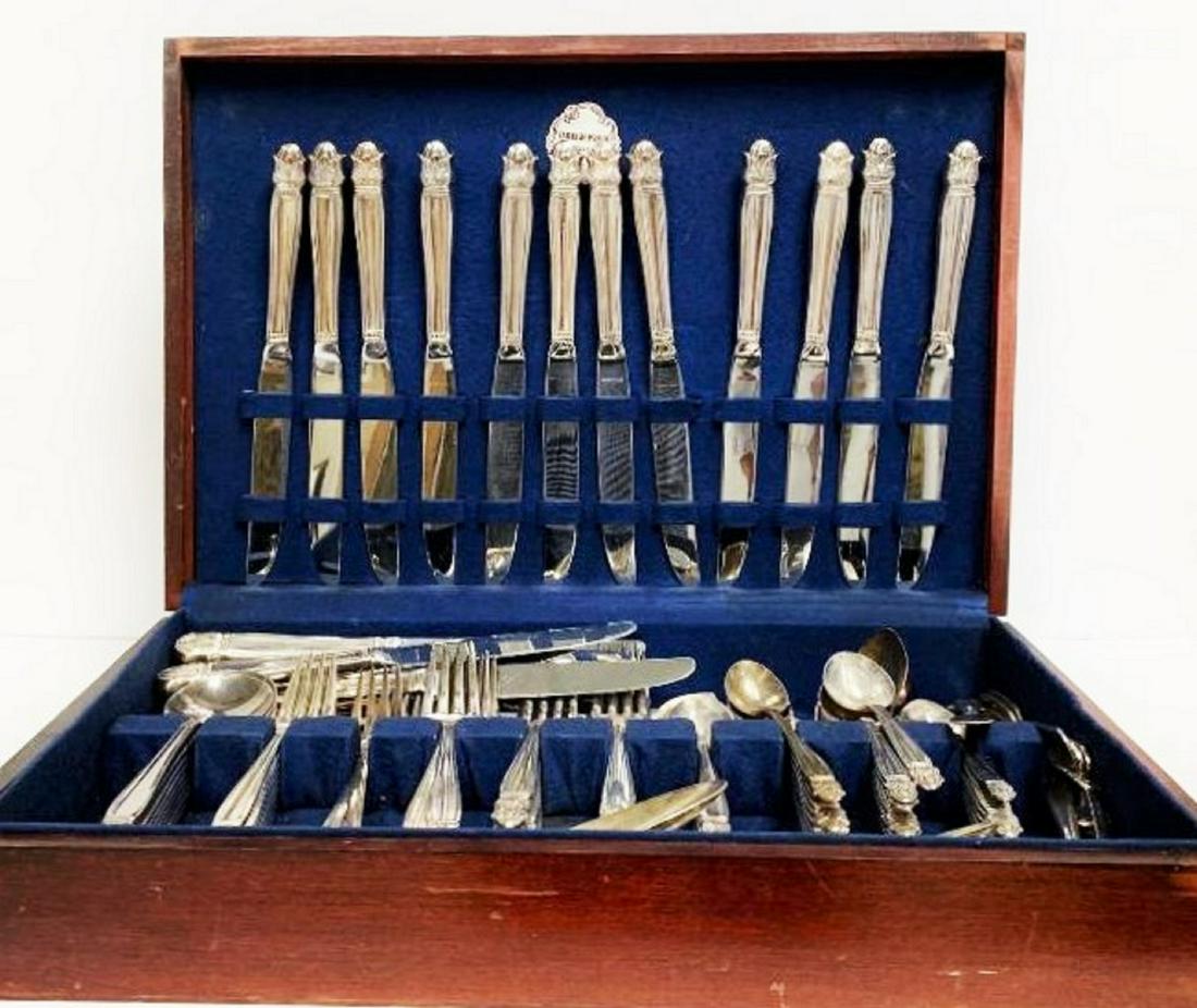 HOLMES & EDWARDS  FLATWARE SILVERWARE SET (1 of 2)